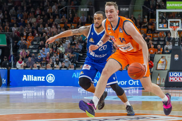 通过边路突 通过边路突